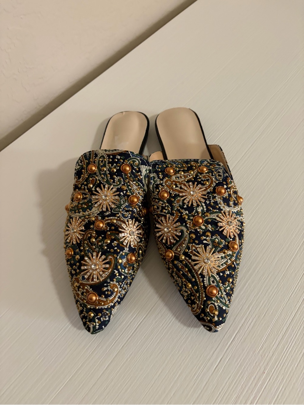 ✨⚜️NWOT ⚜️🌙Chic Embellished Pointed Toe Slip-On Mules with Gold Hardware ⚜️✨ - Picture 1 of 10